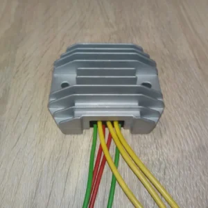 Expressz szállítás MOSFET technológiájú univerzális feszültségszabályzó