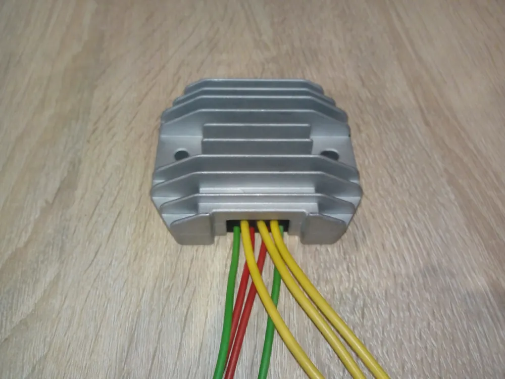 Expressz szállítás MOSFET technológiájú univerzális feszültségszabályzó